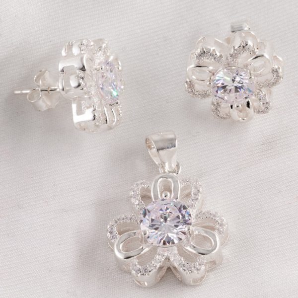 Conjunto Sin Cadena de Flor Blanca con Cubics Grande